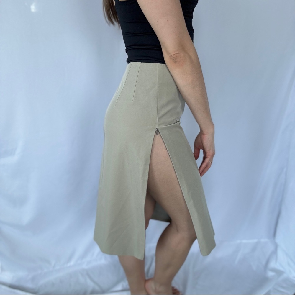 Vintage skirt with zipper closure in the side